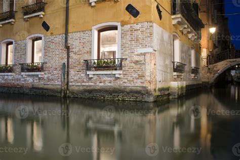 venice night view 20420654 Stock Photo at Vecteezy