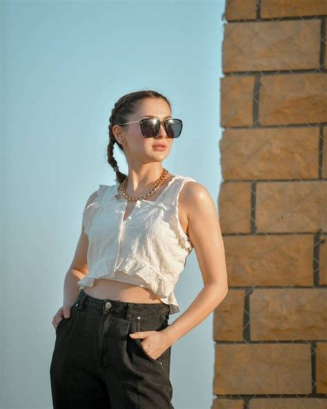 Hania Amir Shows Off Her Stylish Side In Her Latest Instagram Picture ...