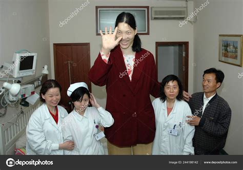 File Worlds Tallest Woman Yao Defen Waves Poses Nurses Doctors – Stock ...