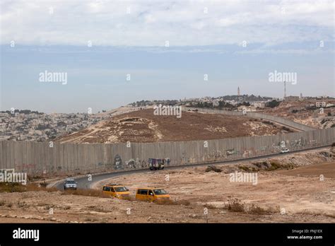 Graffiti on the concrete security wall built by Israelis outside ...