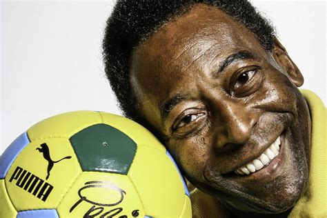 Pelé, salma in processione per Santos e funerali in forma privata