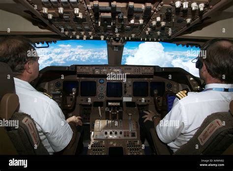 Boeing 747 cockpit hi-res stock photography and images - Alamy