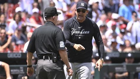 Aaron Boone ejected after mocking umpire in Yankees-White Sox game ...