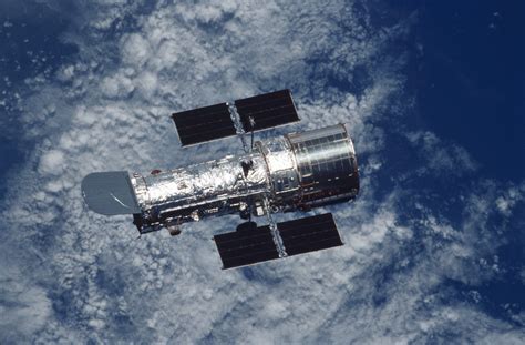 ファイル:Hubble Space Telescope over Earth (during the STS-109 mission).jpg ...