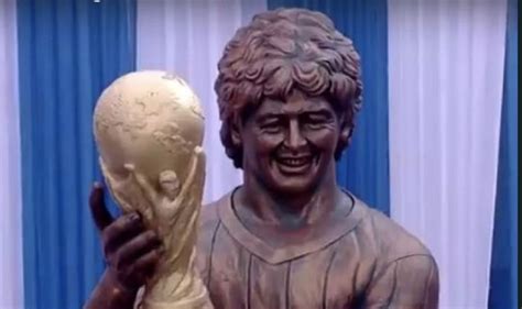 Football Legend Diego Maradona Unveils Statue of Himself in India, Here ...