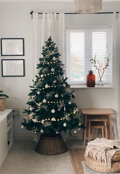 56 Minimalist And Modern Christmas Tree Décor Ideas - DigsDigs