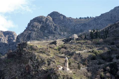 HIKING THE CITY WALLS OF KOTOR - Living in Montenegro :)