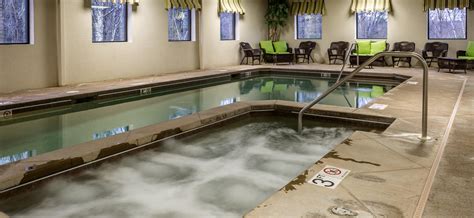 Family Friendly Amenities - Pool & Hot Tub | Colonial Hotel