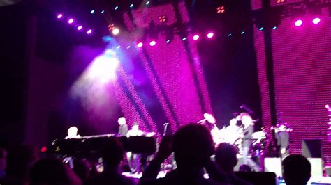 Elton John- Bennie and the Jets (Live) - YouTube