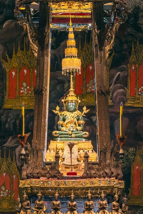 8 Amazing Facts About Bangkok’s Emerald Buddha