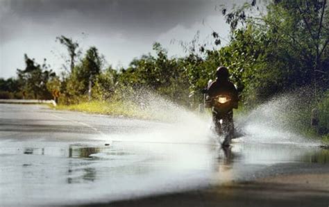 How To Ride Motorcycle In Rain - GoMotoRiders - Motorcycle Reviews ...