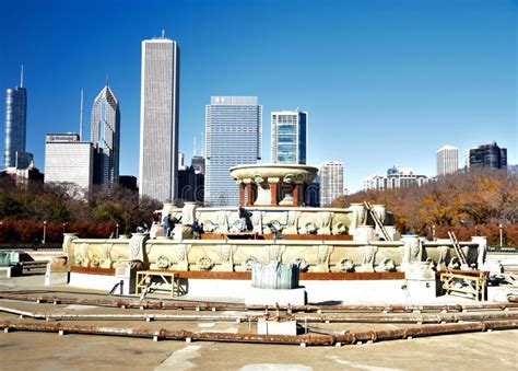 Winterizing Buckingham Fountain Editorial Photo - Image of highlighted ...