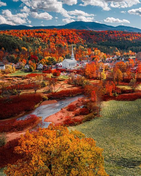 Fall colors at the small town of Stowe, Lamoille County, Vermont ...