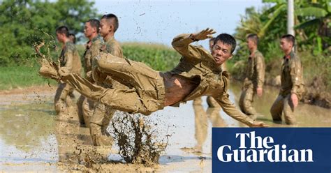 Best photographs of the day: paramilitary training and Broadway success ...