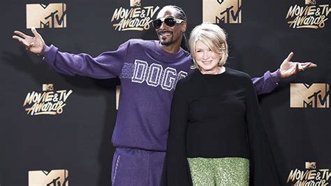 Martha Stewart & Snoop Dogg Decorate Weed-Inspired Christmas Cookies ...