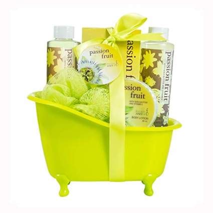 23 Best Women's Bath Gift Sets for Christmas (2021)