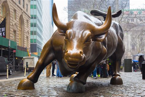 "Charging Bull" takes on "Fearless Girl" | Suiter Swantz IP