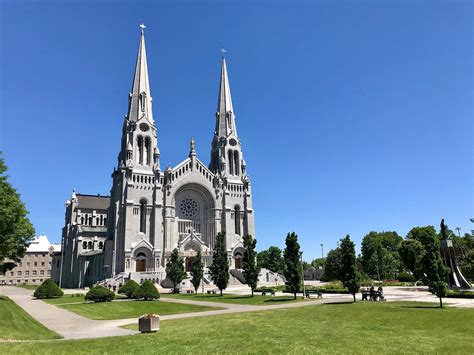 Basilica of Sainte-Anne-de-Beaupre (Sainte Anne de Beaupre, Canada ...