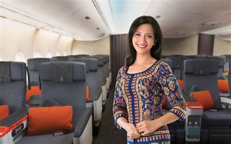 Singapore Airlines | Flight attendant fashion, High fashion looks ...