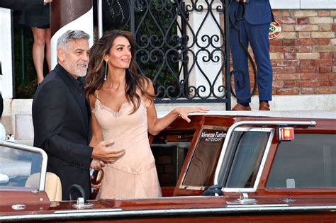 Amal Clooney à l’honneur à Venise, George aux petits soins