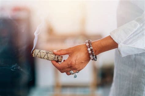 What are The Benefits of Sage Smudging? - Rethink Beautiful