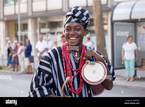 Benin man in traditional clothing hi-res stock photography and images ...