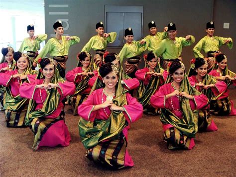 Pakaian Tarian Zapin Perempuan / Tari Zapin Meskom Dan Sang Maestro ...