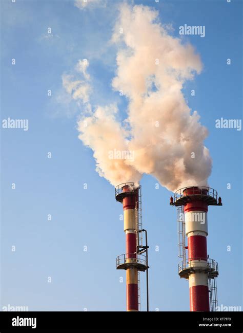 Air Pollution - Smoke from Chemical Plant polluting the air Stock Photo ...