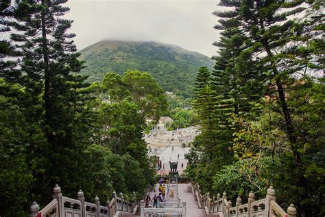 sending postcards: Tian Tan Buddha