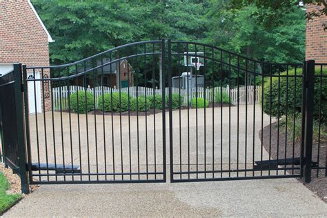 Double swing gate with FAAC S418 gate operator | Iron gates driveway ...