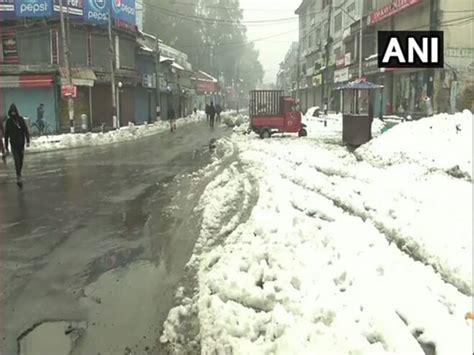 Srinagar receives snowfall