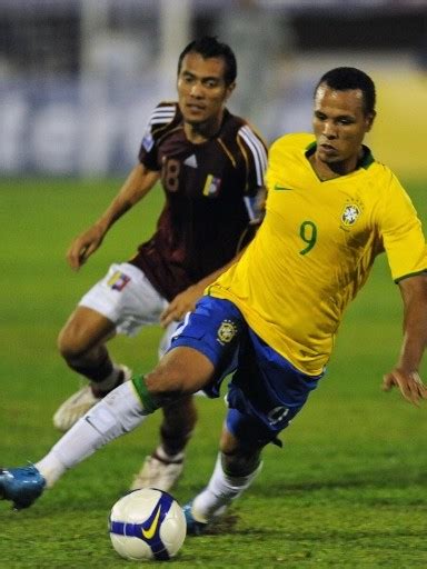 SOCCER PLAYERS WALLPAPER: Luis Fabiano World Cup 2010 Photos