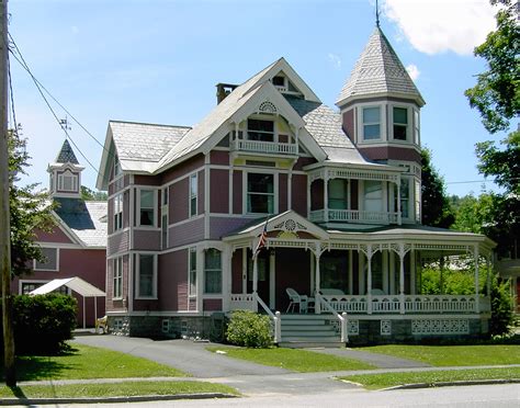 14 Extremely Impressive Victorian House Designs