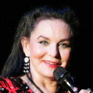 Crystal Gayle - Age, Family, Bio | Famous Birthdays