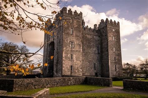 BUNRATTY CASTLE - Castle Tourist