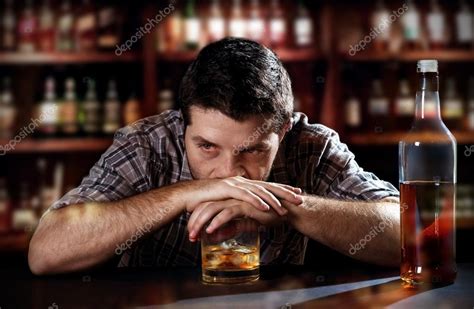 Hombre alcohólico borracho reflexivo sobre la adicción al alcohol en el ...