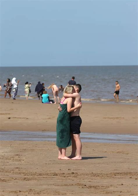 IN PICTURES - hundreds flock to Skegness beach to enjoy the hot weather ...