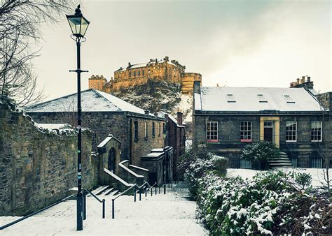 View of Edinburgh Castle in the snow from vennel Steps, Edinburgh ...