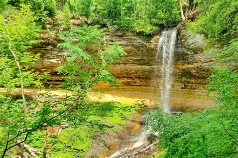 Pictured Rocks waterfalls: 5+ waterfall hikes in the UP's national ...