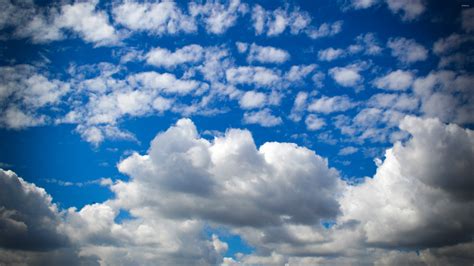 Fluffy clouds on the deep blue sky wallpaper - Nature wallpapers - #48893