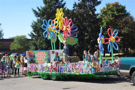 Parade float flowers!!! So much fun and so colorful! | Parade float ...