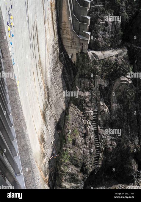 Contra Dam, Switzerland: Bunging jumping from the dam Stock Photo - Alamy