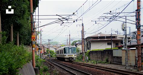 Running train during daytime photo – Free 니시쿄구 교토시 교토부 일본 Image on Unsplash