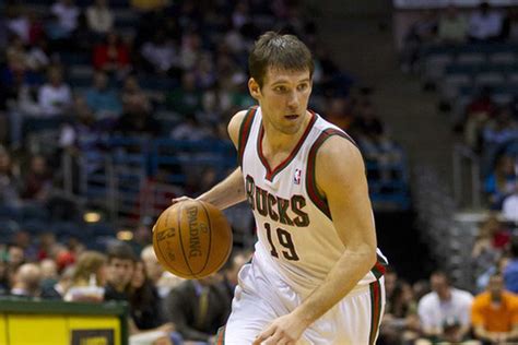 Beno Udrih leaves preseason game with head injury - Brew Hoop