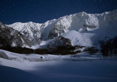 Landscape Photography Technique: Snowy Mountain in the Moonlight