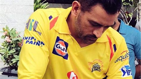 VIDEO: Tears in eyes, the throat filled, MS Dhoni was crying in front ...