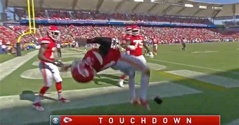 Chiefs WR Tyreek Hill Does Backflip After His Third Touchdown Of The ...