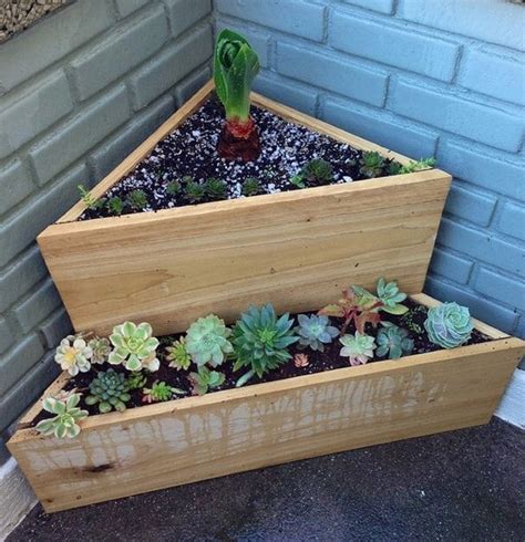 9. Corner Pallet Garden - Gardening Soul