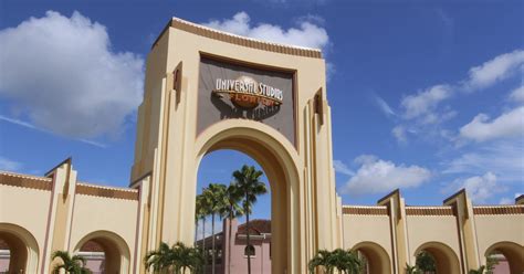 Universal Studios vs. Islands of Adventure - NerdWallet