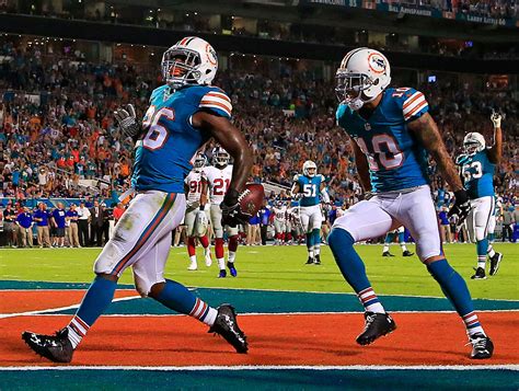 PHOTOS: Dolphins wear throwback uniforms, retro field design | theScore.com